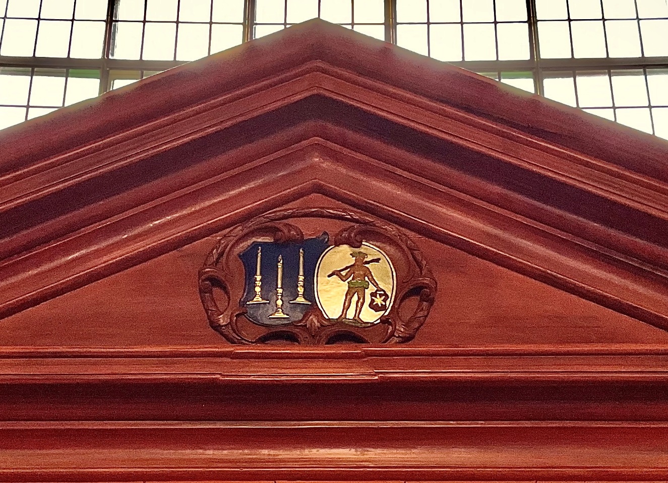 De wapens op de herenbank van de familie Star Lichtenvoort in de Koepelkerk van Sappemeer: links het wapen Lichtenvoort met drie kandelaars, rechts het wapen Star met een wildeman en een schild met een ster.